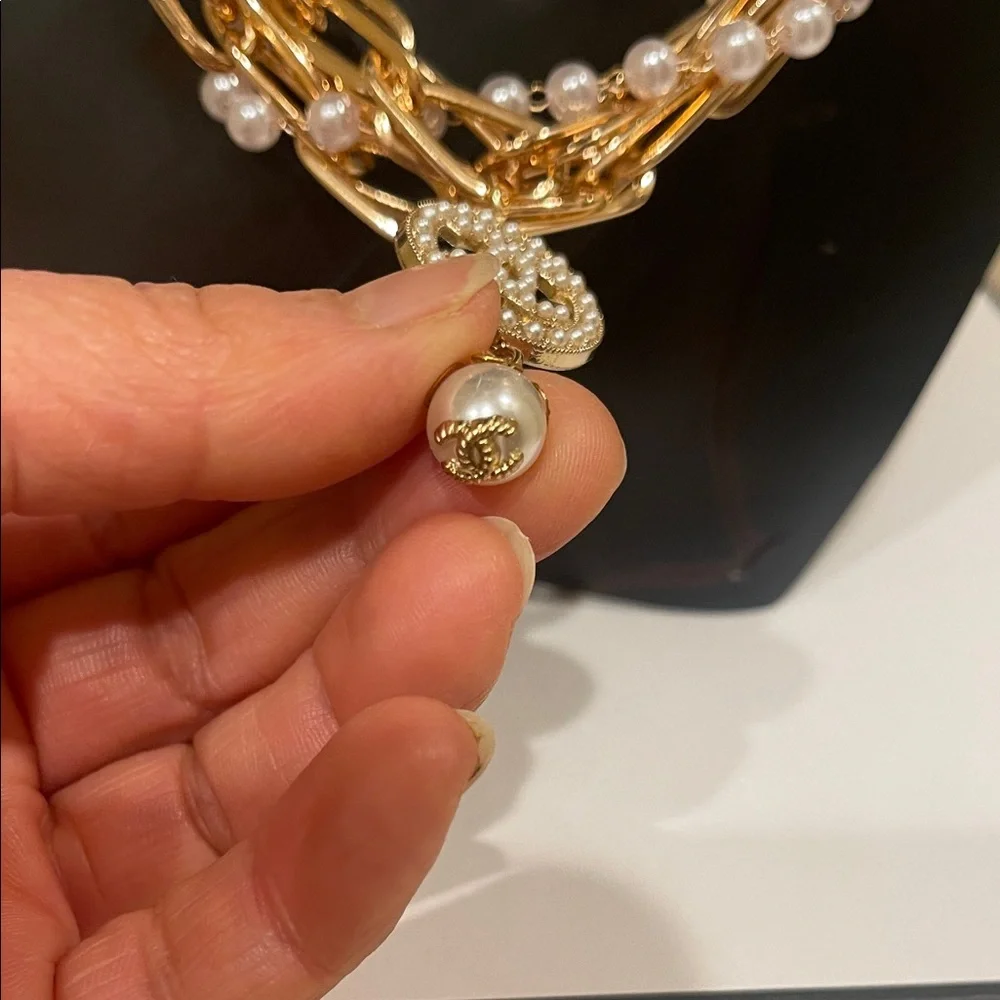 Chanel Gold and Pearl pendant Necklace Choker - Picture 3 of 12